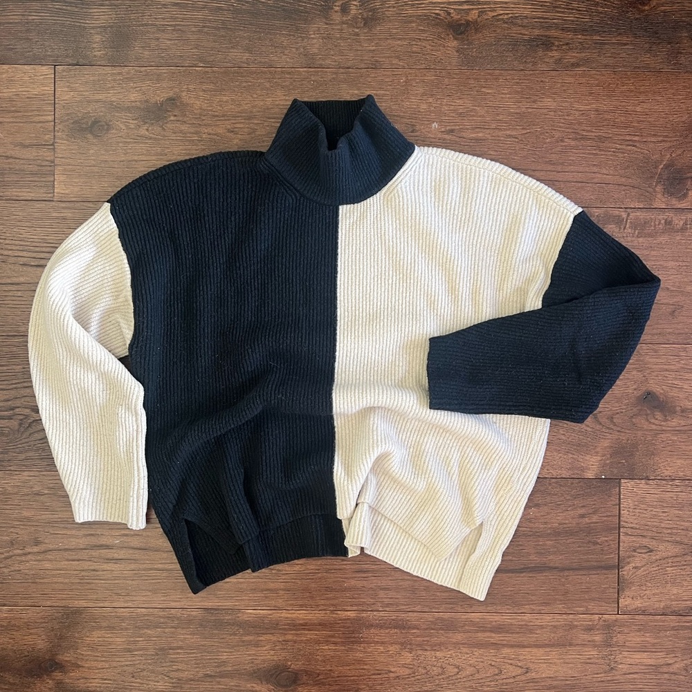 Abercrombie & Fitch Black and Cream Turtleneck Sweater